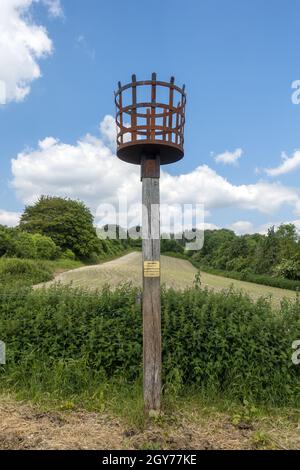 Exton Beacon vicino alla riserva naturale di Beacon Hill eretta in commemorazione del Giubileo dei Diamanti della Regina Elisabetta II nell'Hampshire, Inghilterra, Regno Unito Foto Stock