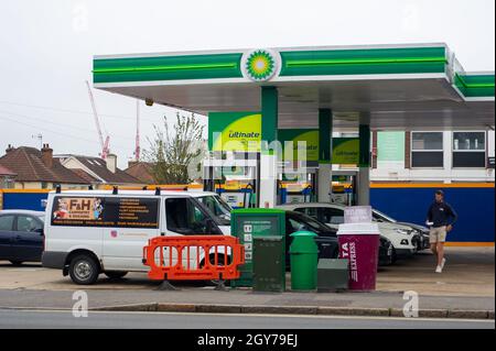 Slough, Regno Unito. 7 ottobre 2021. Ci sono stati alcuni rifornimenti di carburante presso la stazione di benzina BP sulla Farnham Road a Slough oggi e il limite per cliente è stato aumentato, tuttavia, i loro prezzi sono aumentati di 7p per litro da due settimane fa. Credit: Maureen McLean/Alamy Live News Foto Stock