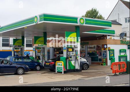 Slough, Regno Unito. 7 ottobre 2021. Ci sono stati alcuni rifornimenti di carburante presso la stazione di benzina BP sulla Farnham Road a Slough oggi e il limite per cliente è stato aumentato, tuttavia, i loro prezzi sono aumentati di 7p per litro da due settimane fa. Credit: Maureen McLean/Alamy Live News Foto Stock