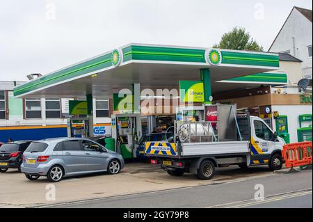 Slough, Regno Unito. 7 ottobre 2021. Ci sono stati alcuni rifornimenti di carburante presso la stazione di benzina BP sulla Farnham Road a Slough oggi e il limite per cliente è stato aumentato, tuttavia, i loro prezzi sono aumentati di 7p per litro da due settimane fa. Credit: Maureen McLean/Alamy Live News Foto Stock