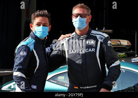 Istanbul, Turchia. 07 ottobre 2021. (Da L a R): Bruno Correia (por) FIA Medical Car driver con Bernd Maylander (GER) FIA Safety Car driver. 07.10.2021. Formula 1 World Championship, Rd 16, Turkish Grand Prix, Istanbul, Turchia, Giorno di preparazione. Il credito fotografico dovrebbe essere: XPB/Press Association Images. Credit: XPB Images Ltd/Alamy Live News Foto Stock