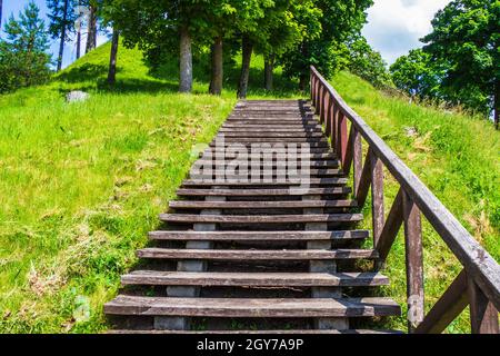 Una scala di legno conduce alla cima di un High Mound. Foto Stock