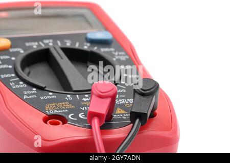 Multimetro per lavorare con l'elettricità su uno sfondo bianco isolato Foto Stock