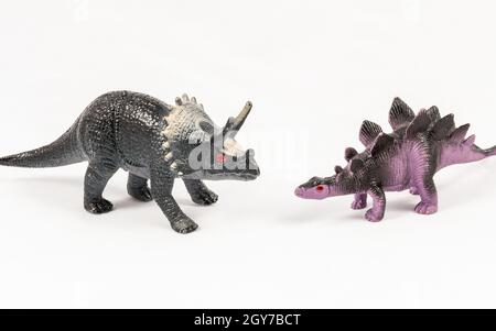 Stegosaurus e triceratops modelli di giocattoli di dinosauro, isolati su sfondo bianco Foto Stock