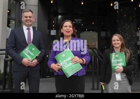 (Da sinistra a destra) portavoce di Finance Pearse Doherty e, Presidente di Sinn Fein Mary Lou McDonald e portavoce di Public Spendure & Reform Mairead Farrell in arrivo ad Alex Hotel, Dublino, per pubblicare le proposte di Sinn Fein per il bilancio 2022. Data foto: Giovedì 7 ottobre 2021. Foto Stock