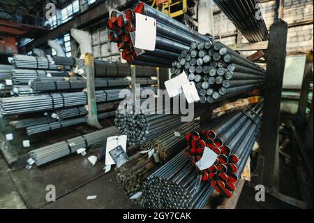 Magazzino in metallo laminato. Molte confezioni di barre metalliche sui ripiani Foto Stock