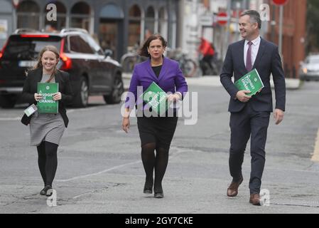 (Da sinistra a destra) portavoce delle spese pubbliche e della riforma Mairead Farrelland, presidente del Sinn Fein Mary Lou McDonald e portavoce delle finanze Pearse Doherty in arrivo ad Alex Hotel, Dublino, per pubblicare le proposte del Sinn Fein per il bilancio 2022. Data foto: Giovedì 7 ottobre 2021. Foto Stock