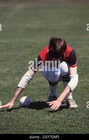 Austin Texas USA, 1993: Outfielder ipovedenti che indossa una maschera oculare usa la sua udito per cercare la palla durante una partita di 'beep baseball' per gli atleti disabili. ©Bob Daemmrich Foto Stock