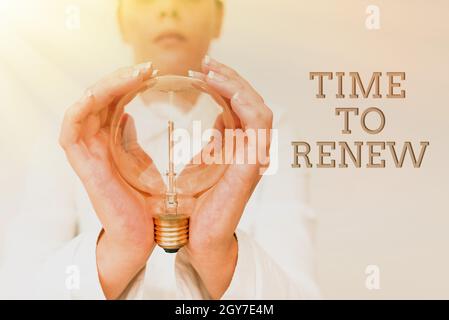 Segno che mostra il tempo per rinnovare, concetto di business che estende il periodo di tempo in cui qualcosa è valido Lady in outfit lampada da presa con due mani presen Foto Stock