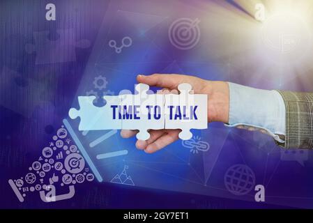 Cartello con scritto Time to Talk, concetto che significa discutere con un individuo in modo approfondito o trasmettere informazioni motivazionali business technolog Foto Stock