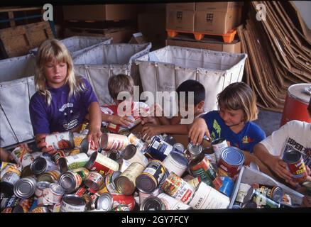 Austin Texas USA, giugno 1995: I giovani volontari ordinano attraverso le merci in scatola al magazzino della banca alimentare del Texas centrale. ©Bob Daemmrich Foto Stock