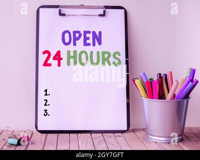 Testo che mostra l'ispirazione aperto 24 ore su 24, foto concettuale disponibile tutto il giorno e tutta la notte senza chiudere o interrompere la tecnologia aziendale Foto Stock