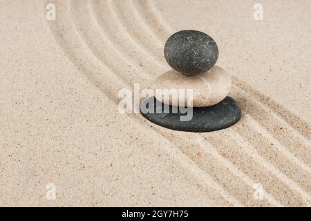 Piramide fatta di pietre in piedi sulla sabbia, con spazio per il tuo testo Foto Stock