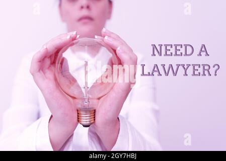 Scrittura di testo di visualizzazione bisogno Di Una domanda Avvocato, concetto di Internet che chiede qualcuno che ha bisogno di un legale questioni e controversie Lady in vestito tenendo lampada con Foto Stock