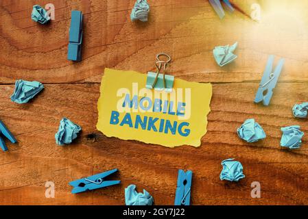 Firma che mostra Mobile Banking, Business Showcase per creare transazioni finanziarie con l'uso di smartphone colorato perpetective Positive Thinking Cr Foto Stock