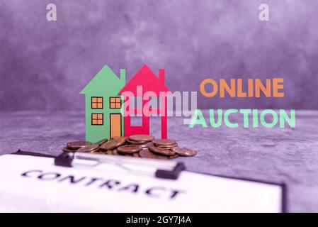 Scrittura di visualizzazione del testo Online Auction, Business idea digitalizzata vendita evento che l'articolo è venduto al più alto offerente che presenta Brand New House, Home S. Foto Stock