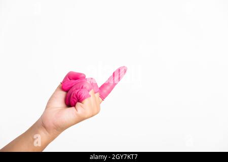 Donna mano che indossa le culle rosa in gomma proteggono aiuta a prevenire le impronte digitali sul pezzo toccato con il dito con il dito, studio girato isolato sopra Foto Stock