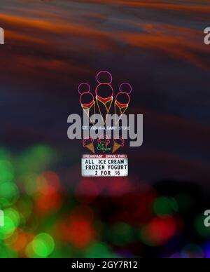 Multi immagine composito Neon Photo Composite Ice Cream Sign con Tramonto Foto Stock