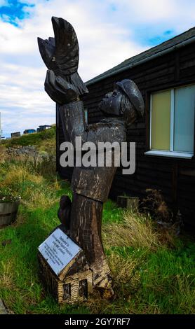 Scultura in legno di un uomo con piccioni al di fuori della Club House di Homing Skinningrove società, un club per amatori di piccione Foto Stock