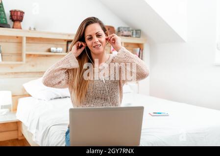 Creare nuovi e interessanti contenuti online, Blogging attività quotidiane Foto Stock