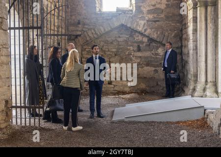 Il principe Carlo Filippo con il governatore della contea Anders che fiancheggiano le rovine della chiesa di Dronten a Visby, Gotland, Svezia, il 7 ottobre 2021. Il principe Carl Philip è su una Foto Stock