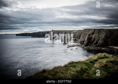 L'aspra e desolata bellezza della natura che ha formato gli Stacks fuori dalla scogliera a Duncansby Head sulla costa nord delle Highlands scozzesi Foto Stock