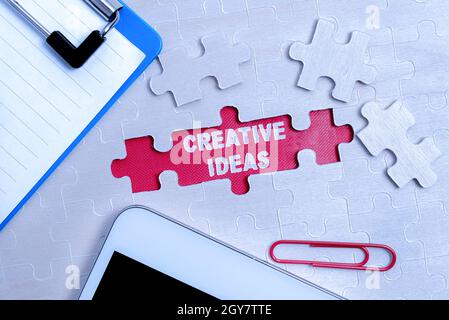 Segno che mostra idee creative, Internet concetto strategia unica per l'interesse accattivante del pubblico costruire un puzzle bianco incompiuto Jigsaw modello Foto Stock