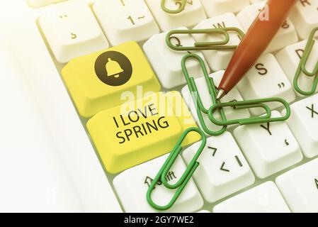 Didascalia di testo che presenta i Love Spring, Word per raccontare perché avere un forte affetto a questa stagione digitando i codici programma Firewall, typewriting Rules Foto Stock