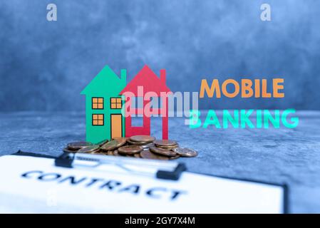 Scrittura visualizzazione di testo Mobile Banking, Business Approach per creare transazioni finanziarie con l'uso di smartphone presentare Brand New House, Home Foto Stock