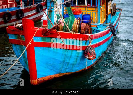 Primo piano una barca commerciale blu da pesca al molo di Tuy Hoa. Foto Stock