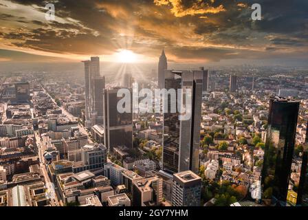 Francoforte Skyline al tramonto con gli edifici di uffici delle banche dei grattacieli che si affacciano sul sole Foto Stock