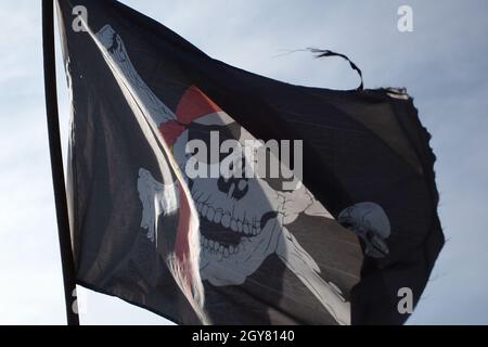 Berlino, Germania. 2 ottobre 2021. Una bandiera pirata ondeggia nel vento. Credit: dpa/dpa-Zentralbild/dpa/Alamy Live News Foto Stock