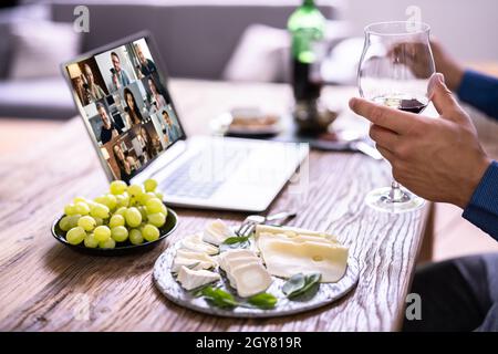 Degustazione digitale di vini cena virtuale con laptop Foto Stock