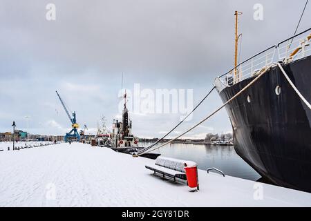 Tempo in inverno il porto della città di Rostock, Germania. Foto Stock