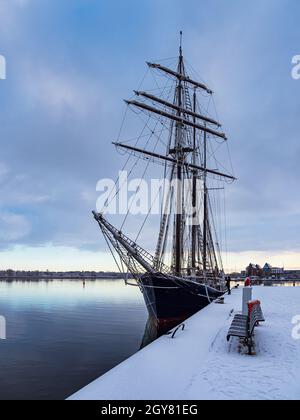 Tempo in inverno il porto della città di Rostock, Germania. Foto Stock