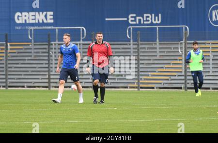 KSC Co-Trainer Zlatan Bajramovic come arbitro a Karlsruher SC trainingmatch karlsruhe, Wildpark 7. ottobre 2021 Foto Stock