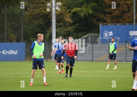 KSC Co-Trainer Zlatan Bajramovic come arbitro a Karlsruher SC trainingmatch karlsruhe, Wildpark 7. ottobre 2021 Foto Stock