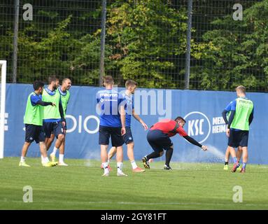 KSC Co-Trainer Zlatan Bajramovic come arbitro a Karlsruher SC trainingmatch karlsruhe, Wildpark 7. ottobre 2021 Foto Stock