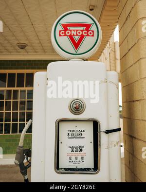 Pompe di gas alla stazione della torre Conoco, sulla Route 66 a Shamrock, Texas Foto Stock