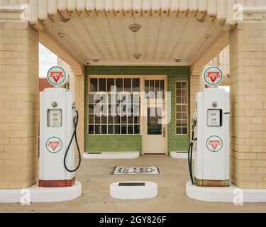 Pompe di gas vintage alla stazione della torre Conoco sulla Route 66 a Shamrock, Texas Foto Stock