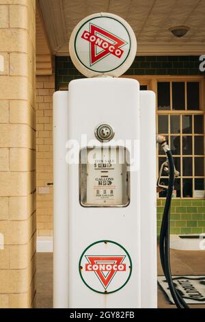 Pompe di gas alla stazione della torre Conoco, sulla Route 66 a Shamrock, Texas Foto Stock