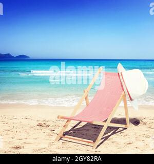 Sedie a sdraio in legno sulla spiaggia di sabbia vicino al mare. Sfondo delle vacanze. Foto Stock