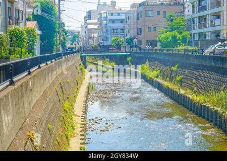 Città e cielo blu di Yokohama Tenno-cho. Luogo di tiro: Yokohama-città prefettura di kanagawa Foto Stock