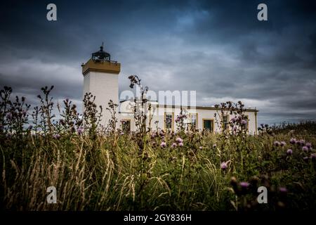 Il faro quadrato torreggiato a Duncansby Head protegge le rocce e le scogliere sulla costa nord delle Highlands scozzesi Foto Stock