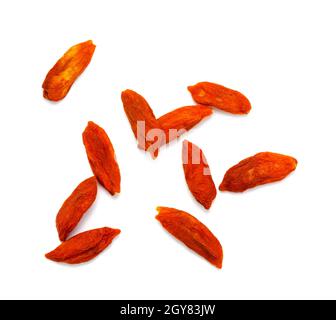 Bacche di Goji essiccate o frutti di bosco cinesi isolati su sfondo bianco Foto Stock