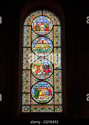 Una vetrata che raffigura l'arca di Noè nella Cattedrale di Ely, nel Cambridgeshire, nel Regno Unito, che risale al 1083. Foto Stock