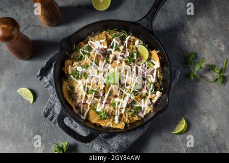 Chilaquiles messicano verde fatto in casa con Tomatillo e pollo Foto Stock