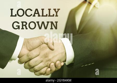 Scrittura che mostra il testo coltivato localmente, la panoramica di affari ha prodotto la campagna agricola verdure fresche due professionale bene-vestito Corporate Bu Foto Stock