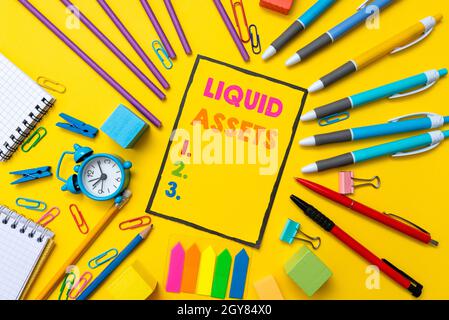 Scrittura che mostra il testo liquido assets, parola per contanti e balance di banca liquidità di mercato rinviato stock flashy Scuola e forniture per ufficio Bright Teachi Foto Stock