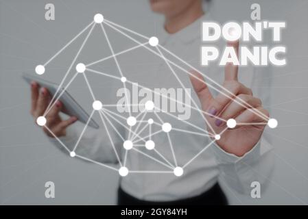 Segno che mostra Don T Panic, vetrina aziendale improvvisamente sentirsi così preoccupato o spaventato che non si può comportarsi Lady Holding Tablet premendo su Virtual Foto Stock